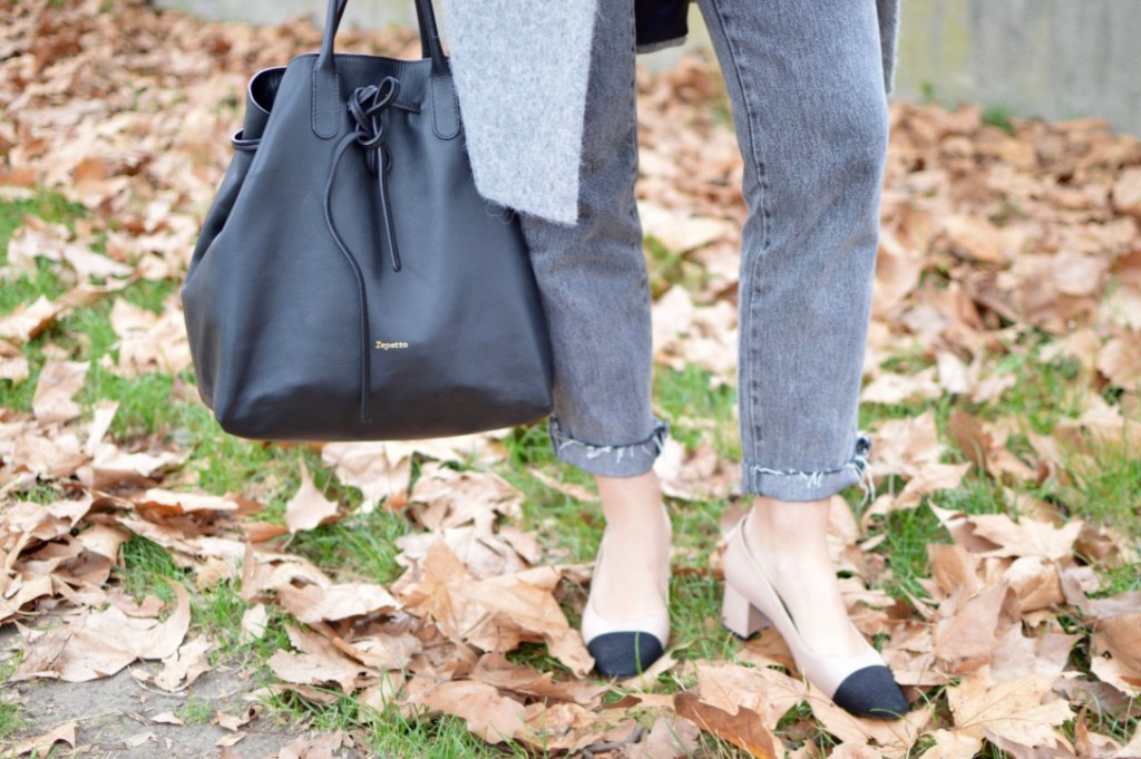 ~ Mon long manteau gris.