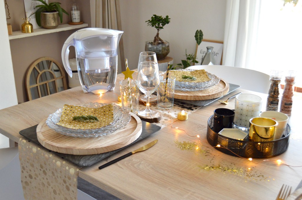 ~ Une jolie table avec une carafe&nbsp;Brita.